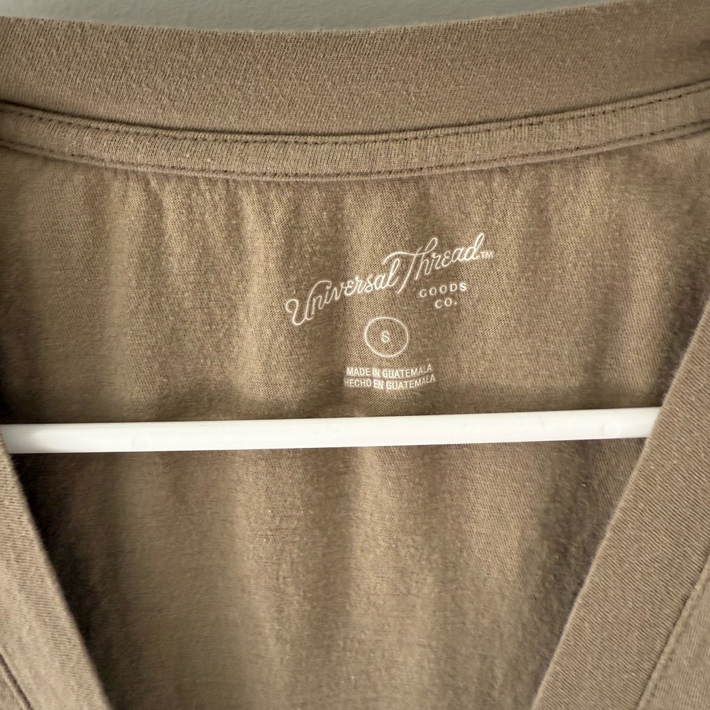 Universal Threads Shirt - Picture 3 of 4